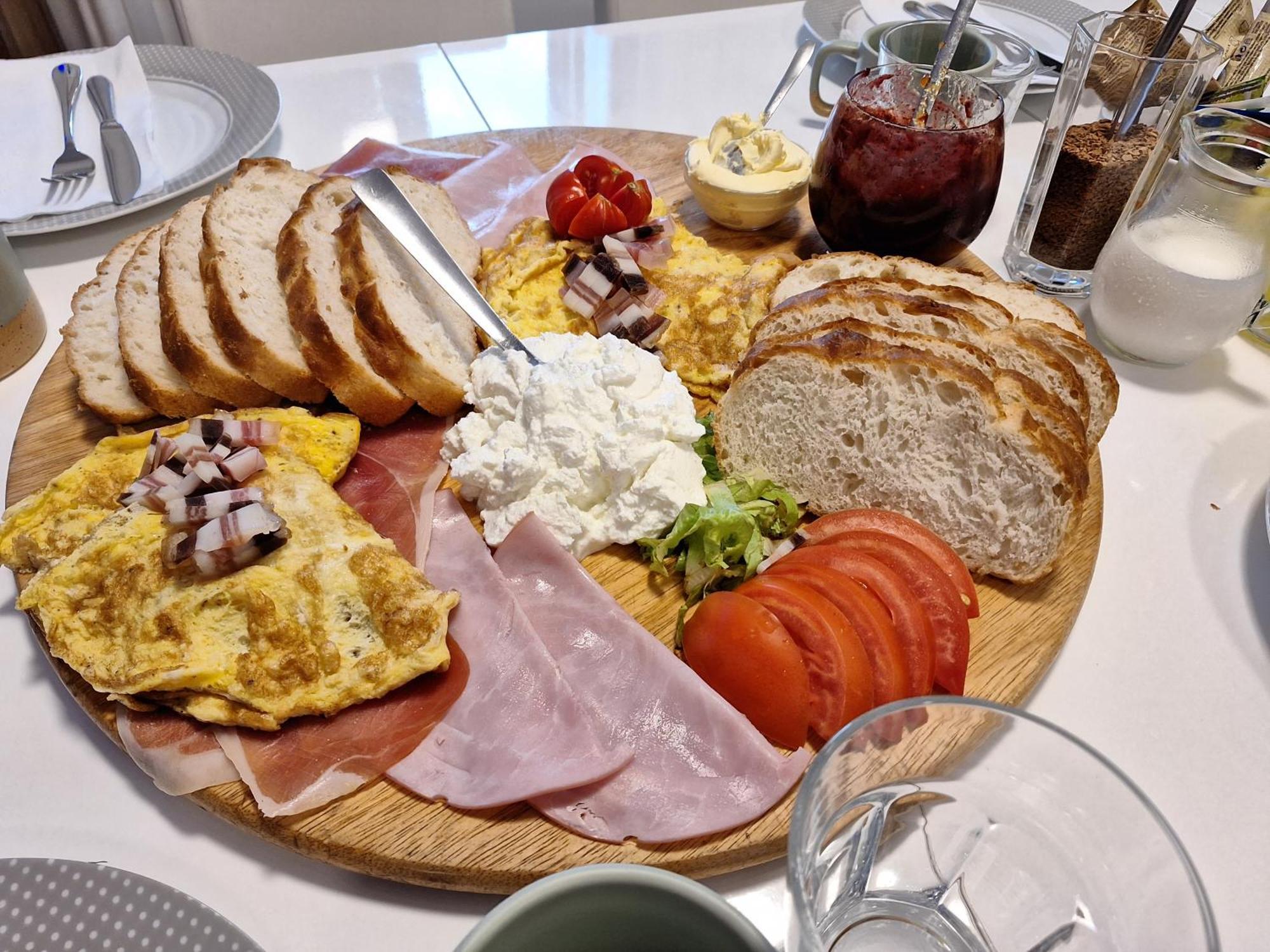 Mare Panzió Vrlika Kültér fotó