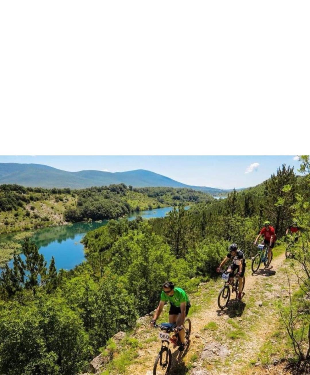 Mare Panzió Vrlika Kültér fotó